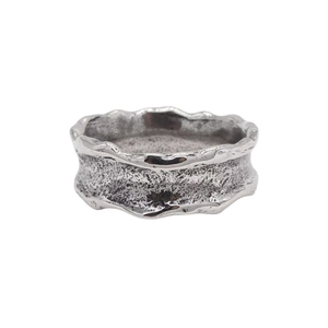 Vintage Titanstahlring für Herren mit unregelmäßiger Felsentextur und gewelltem Rand
