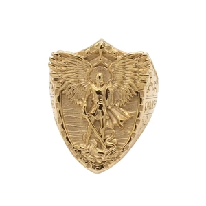 Bague vintage bouclier doré avec relief détaillé d'ailes d'ange et de démon