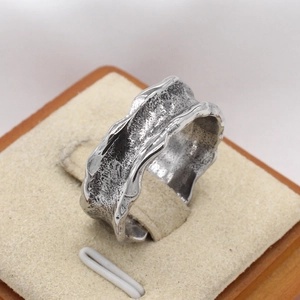 Vintage Herrenring aus Edelstahl mit einzigartiger strukturierter Lava-Metalloberfläche