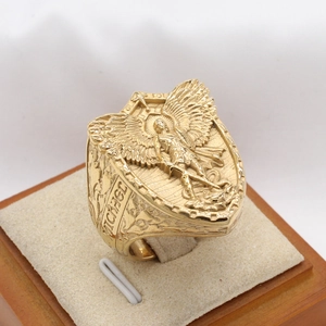 Bague bouclier vintage dorée de l'Archange Saint-Michel avec relief détaillé d'ange
