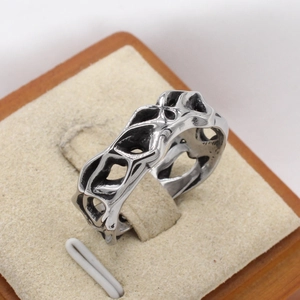 Détail de la bague flamme évidée vintage pour hommes en acier inoxydable sur coffret