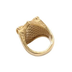 Vue macro d'une bague ailes d'ange dorée avec gravures vintage et intérieur évidé
