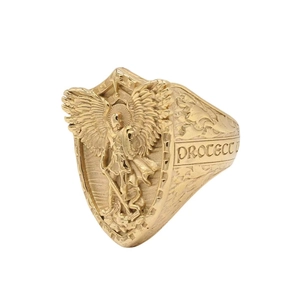 Vue détaillée de la bague bouclier dorée avec relief d'archange et gravure PROTECT