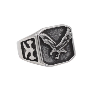 Anello con sigillo retrò in acciaio inossidabile da uomo con incisione aquila e finitura ossidata