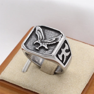 Anello da uomo vintage in acciaio inossidabile con rilievo d'aquila e ali incise