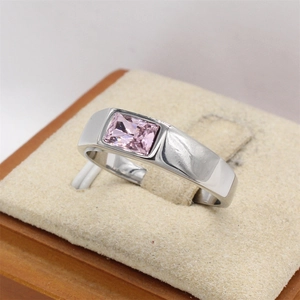 Anillo minimalista de acero plateado con piedra preciosa rosa rectangular
