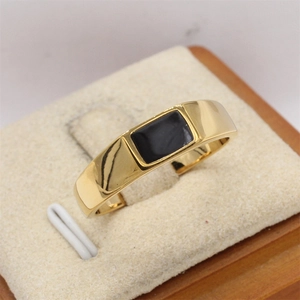Anillo minimalista de acero de titanio dorado con piedra de ónice negro rectangular