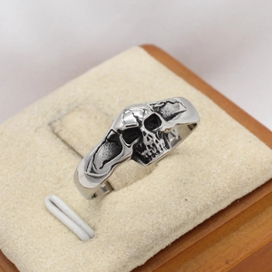 Retro stainless steel skull ring with vintage silver finish and gothic engraved details