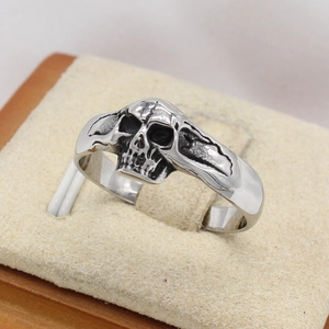 Retro gothic skull ring in vintage silver finish with detailed skull design and steel band