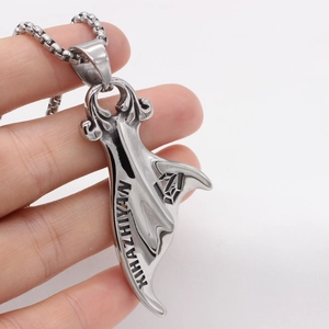 Collana con ciondolo a coda di balena retrò in acciaio inox con texture a onde