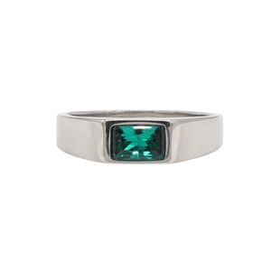 Anillo minimalista de acero plateado con una piedra verde talla esmeralda en engaste bisel