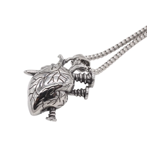 Pendentif cœur anatomique rétro en acier inoxydable vieilli avec un collier à perles