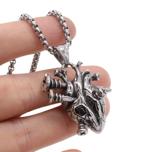 Pendentif cœur anatomique punk gothique en acier titane argenté avec détails de vis