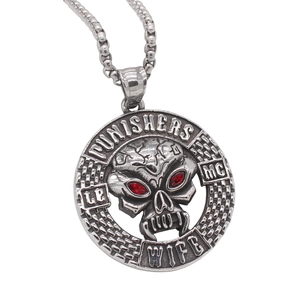 Collier avec pendentif crâne rétro punk, yeux en gemmes rouges et chaîne en acier inox