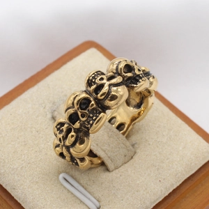 Détail de la bague tête de mort dorée au style gothique avec une finition vintage
