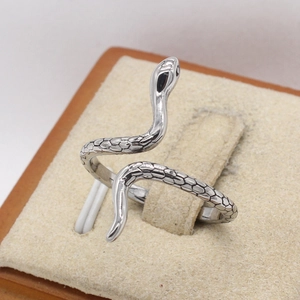 Bague serpent vintage en acier inoxydable argenté avec écailles sur support à bijoux