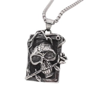 Pendentif rectangulaire gravé crâne et rose en argent vieilli de style gothique