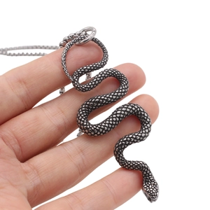 Pendentif serpent rétro en acier inoxydable avec gaufrage d'écailles pour femmes et hommes