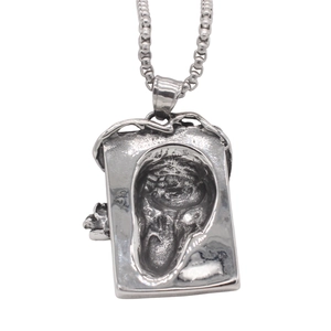 Collier gothique argenté avec pendentif rectangulaire à relief tête de mort et rose