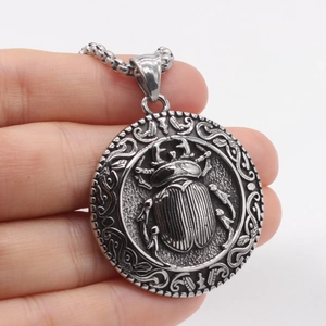 Pendentif scarabée vintage en acier inoxydable argenté avec gravure en relief unique