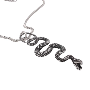 Pendentif serpent vintage en acier inoxydable avec écailles sur une chaîne maille box