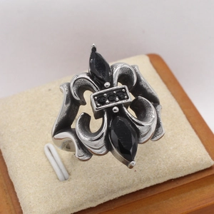 Gothischer Titanstahlring im Retro-Stil mit schwarzen Achatsteinen und Lilien-Design