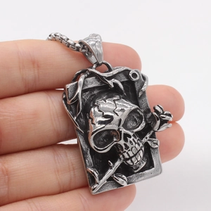 Pendentif gothique crâne et rose en acier inoxydable rétro avec détails d'épines
