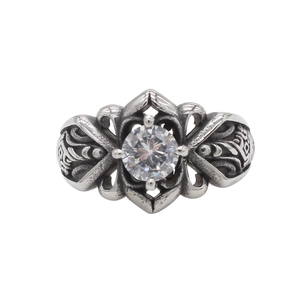 Dettaglio dell'anello gotico vintage in titanio con intagli floreali e uno zircone bianco lucido