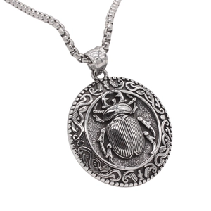 Collier avec pendentif scarabée vintage en acier inoxydable et chaîne à perles carrées