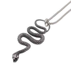 Collier avec pendentif serpent gothique rétro en acier inoxydable à texture écaillée