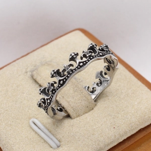 Bague couronne gothique vintage en acier inoxydable avec gravure creuse et fini noir