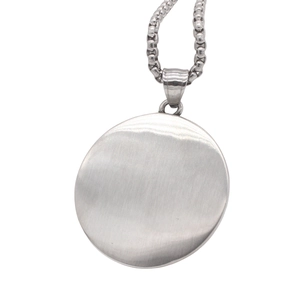 Collier avec pendentif scarabée rond en acier inoxydable et finition argentée brossée