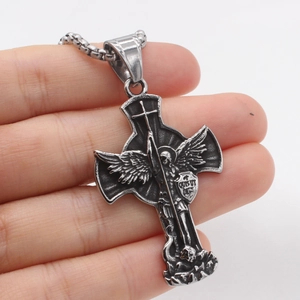 Collana retrò in acciaio inossidabile con ali d'angelo, croce e scudo Quis Ut Deus