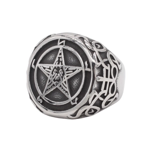 Vintage Edelstahl Pentagramm Siegelring mit okkulten Symbolen auf weißem Hintergrund