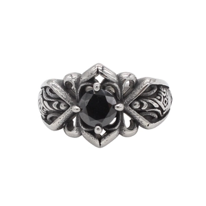 Dettaglio anello vintage in argento con incisioni elaborate e pietra nera sfaccettata