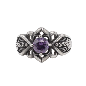 Dettaglio macro di anello vintage in argento con gemma viola e incisioni fini
