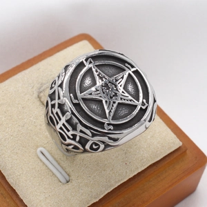 Vintage Pentagramm Siegelring aus Edelstahl mit gotischer Gravur und oxidiertem Finish