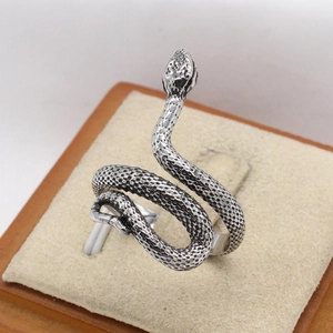 Vintage gothic snake ring in stainless steel with realistic scale engraving and open design