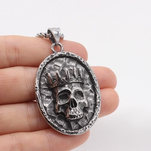 Retro stainless steel oval necklace with crown skull pendant in vintage silver finish