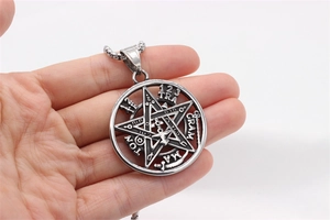 Dettaglio del ciondolo pentagramma Tetragrammaton con finitura vintage in acciaio annerito