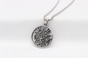 Dettaglio del pendente a pentagramma in acciaio inox con incisioni tetragramma