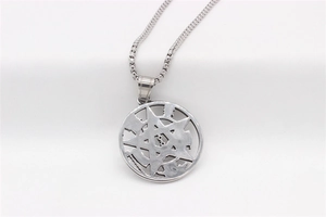 Dettaglio della collana in acciaio inossidabile argento con ciondolo rotondo con logo traforato