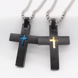 Collier avec pendentif croix rétro en acier noir brossé et détails en or et bleu