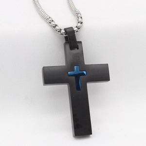 Collier croix vintage pour hommes en acier noir brossé avec croix bleue polie