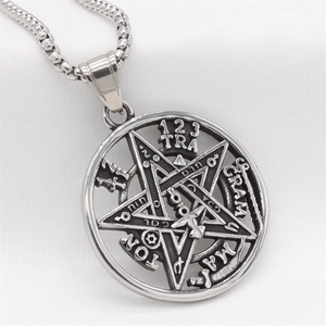 Collana con pendente pentagramma Tetragrammaton in acciaio lucido su tessuto bianco