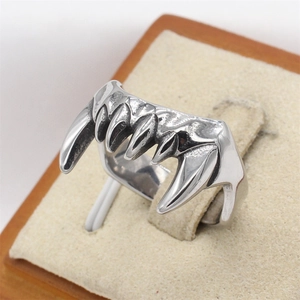 Bague dents de vampire pour hommes en acier inoxydable poli style gothique, vue à 45 degrés