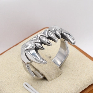 Bague punk rétro en acier inoxydable avec design de crocs de monstre en argent