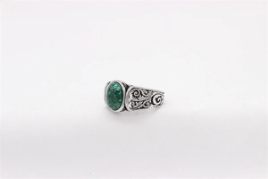 Detail der Reliefgravur an den Seiten eines Vintage-Rings mit grünem Malachitstein