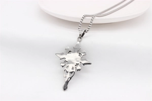 Vue macro du dos du pendentif croix gothique ajouré en argent antique avec chaîne