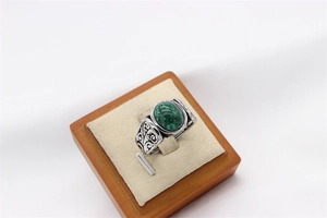 Details eines Vintage-Silberrings mit grünem Malachit und floralen Seitenprägungen